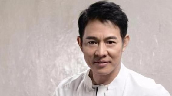 李连杰三女儿7岁为刘德华伴舞，8岁陪成龙走红毯，如今成这样