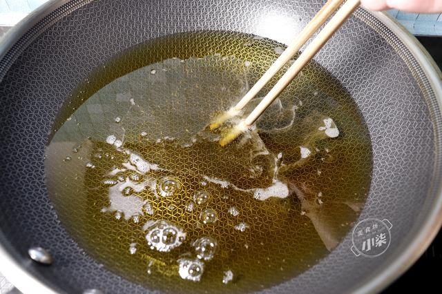  葱油饼|葱油饼的正确做法，不揉面不擀面，蓬松不油腻，比油条简单还好吃