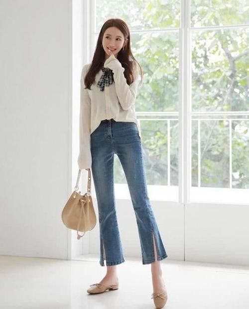 时尚街拍：黑色半身鱼尾裙搭小香风外套，气质感十足