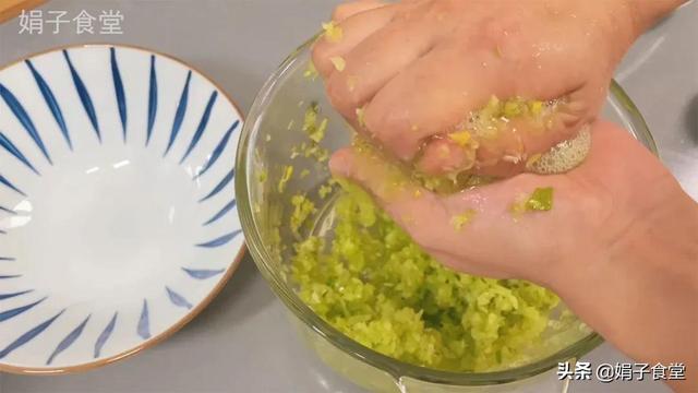 猪肉饺子好吃有窍门,调馅多加这一步,比饺子馆的好吃,又鲜又香