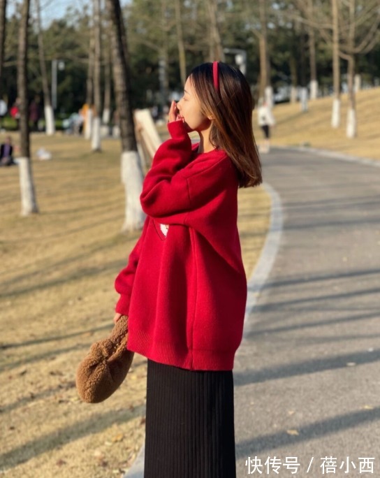 斜挎包 “针织衫”总是穿得平平无奇?建议你从颜色入手,轻松显白好几度