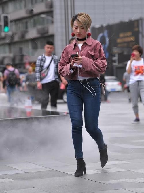 粉牛仔上衣，既可作外衣，又可作防晒衣