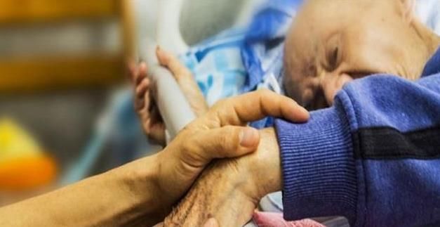 养老院#为何老人临终前,嘴里会说些胡话?专家表示:那可不是胡话