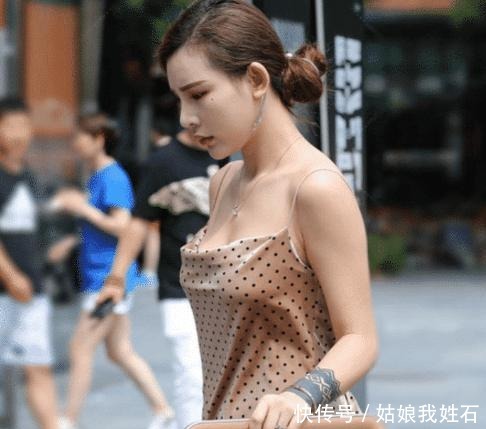 街拍“睡衣风”流行，轻薄如丝，完美贴合身材！