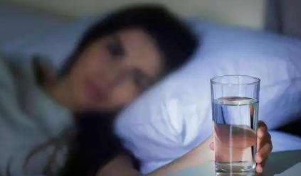 喝水|睡前4件事,可能与”寿命“有关?一个不占的人,更易长寿
