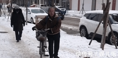 “保暖爷爷”接娃放学走红,这是我见过最拉风的“全景天窗”