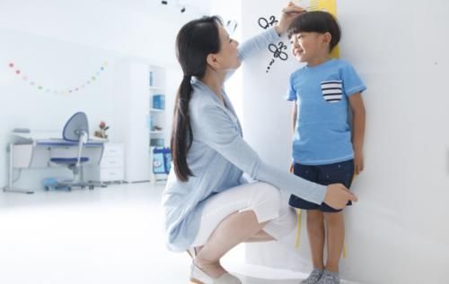 生长发育|儿科专家:睡前2个坏习惯,是孩子身高的“拦路虎”,尽早杜绝