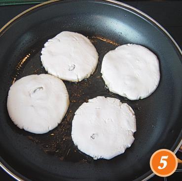 用料少，步骤简单，这样做的糯米饼，柔软香甜，放凉了也不会硬