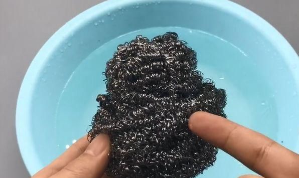 好多人|把钢丝球放火上烤一烤,好多人不知道有啥用,10个家庭9个都需要