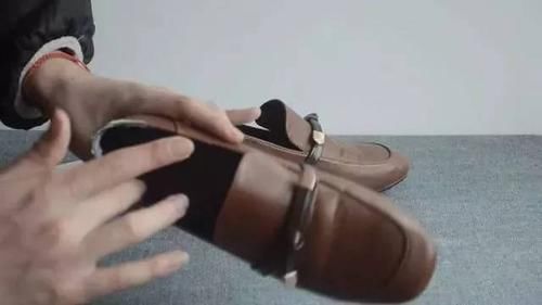 包装纸|鞋子挤脚？老司机教你2招，学会后鞋子怎么穿都舒服！