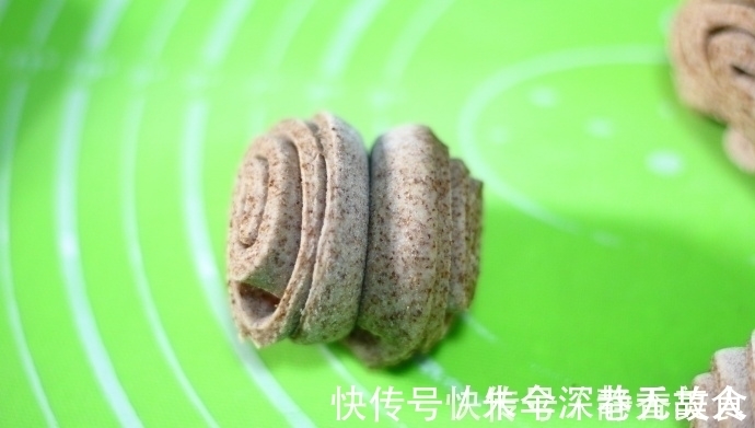 只需一根筷子,轻松做出层次分明,松软香甜的花卷,家人特爱吃