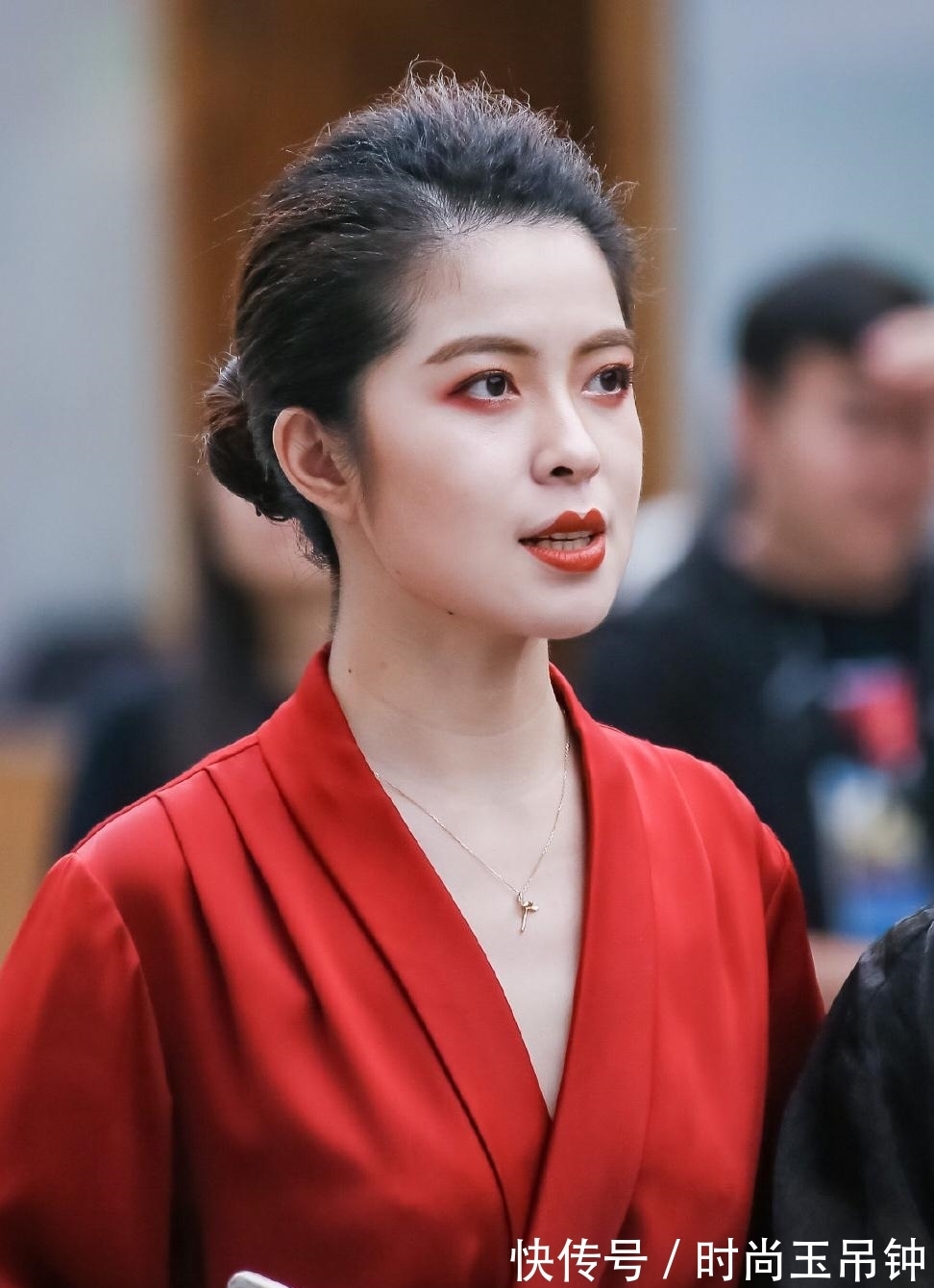 浴袍裙|气质贵妇穿“烈焰红”浴袍裙,深红眼影搭配“朱红”唇妆,气场如火焰般燃烧