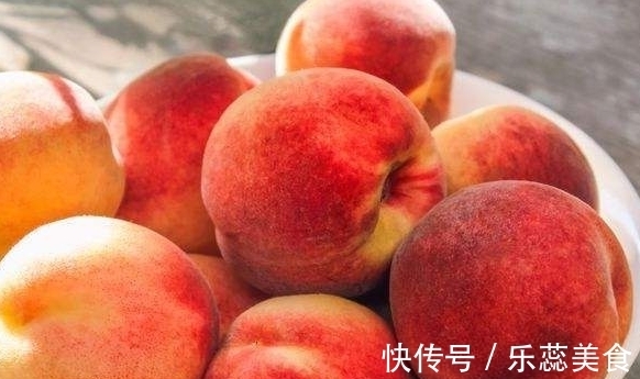 买桃子别傻傻只挑红的!水果摊老板:看3处,好桃子一挑一个准