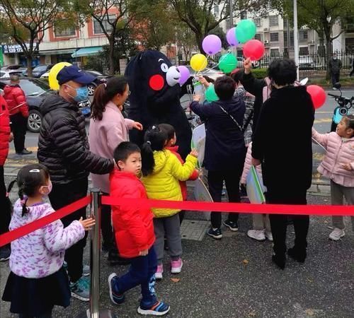 一生|“送你个小礼物,免费的。”别让贪小便宜毁了孩子的一生,不划算