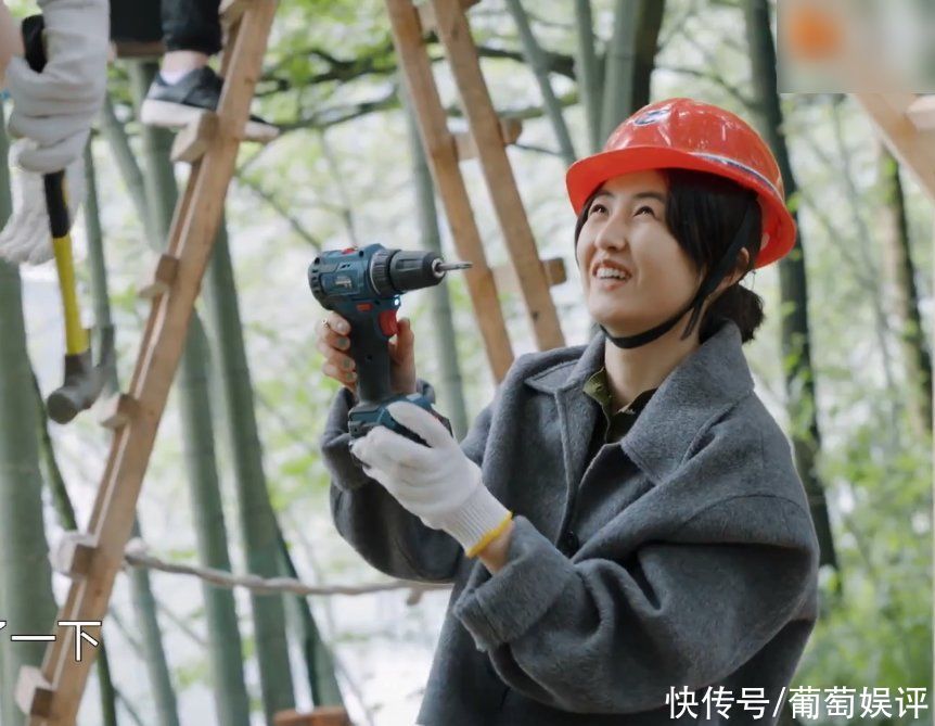 张艺兴|蘑菇屋嘉宾搭木屋,张艺兴让张子枫递电钻,她的动作细节太博好感