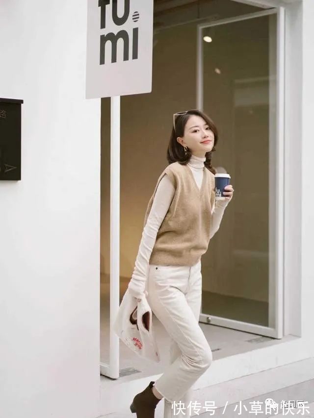 半身裙 秋冬流行的米色款式大衣,搭配上半身裙或阔腿裤,优雅又大方