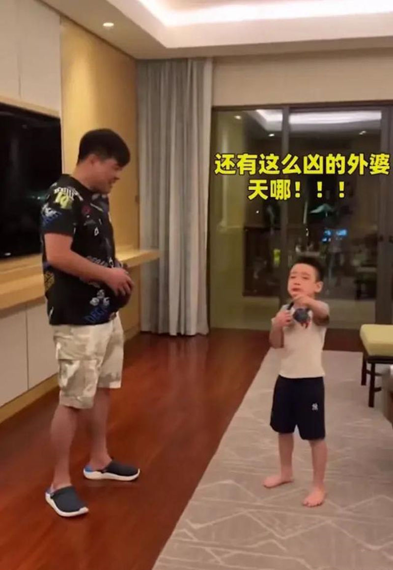 灵魂|“你会找老婆吗”萌娃被揍后灵魂质问爸爸,看到姥姥直接崩溃了