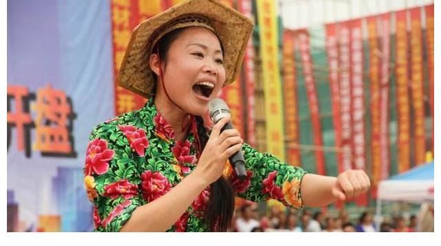 同樣從星光大道上走紅草根歌手，草帽姐遭厭惡她卻被稱為人生贏家