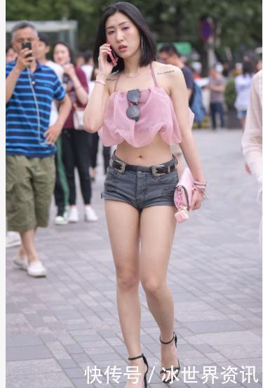 薄纱|粉色薄纱背心搭配牛仔短裤,时髦出众,青春有活力