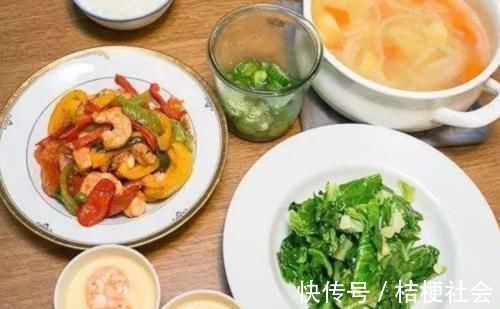 油膩食物|五種食物不要當晚餐吃！容易患腸胃炎，睡眠質量下降還會發胖！