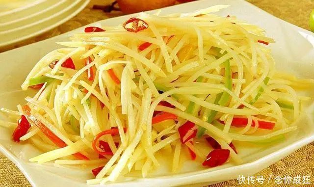 脆爽|炒土豆丝前,用水冲洗是错误的?大厨教你3招,爽脆不粘锅!