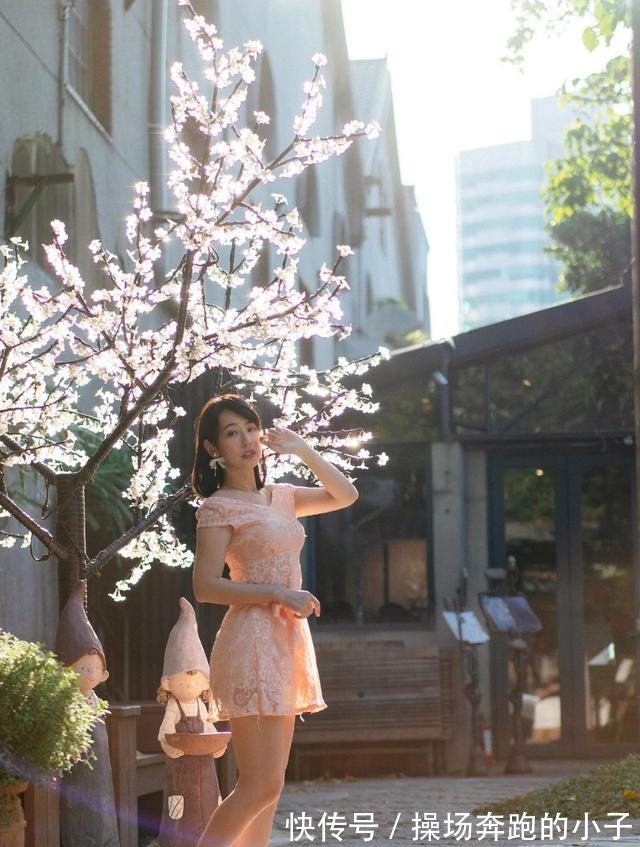 钩花 粉色的蕾丝钩花连衣裙,可一字肩可V字领的两种穿法,精致又时尚