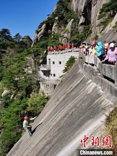 莲花峰|黄山“蜘蛛侠” 日捡垃圾20斤