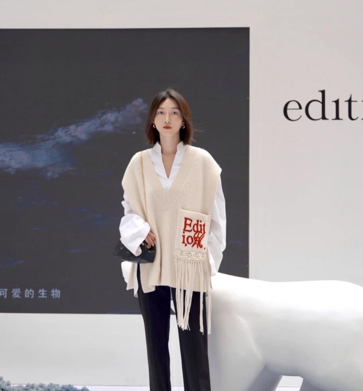 牛仔马甲|秋季,牛仔马甲怎么搭才洋气?搭配黑色衬衫和阔腿裤,高级又洋气