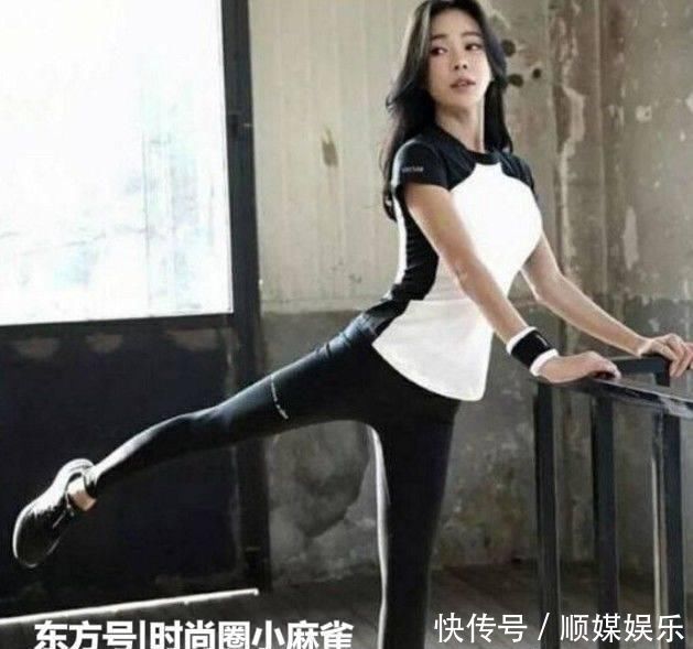 街拍身材高挑的打底裤美女,穿着年轻,展现活力朝气