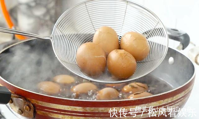 搅拌均匀|原来茶叶蛋的做法这么简单,早知道就不出去买了,学会可以摆摊了