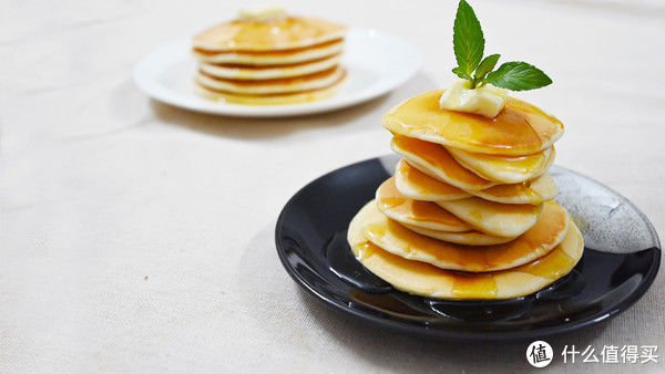 不用烤箱，平底锅就能做出松软如蛋糕的松饼，简单到没朋友