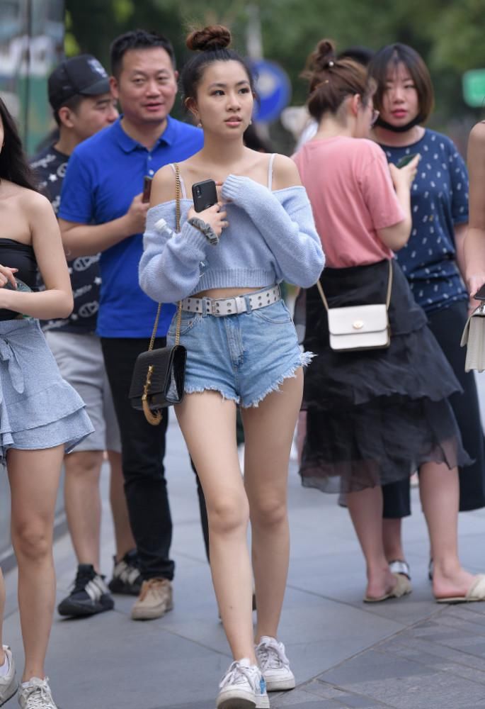 针织衫搭短裤太过“普通”？问题不是出在衣服，而是你不会穿！