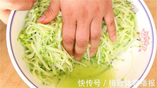 早餐|1根萝卜3个鸡蛋，用筷子搅一搅，营养丰富，五分钟搞定家人早餐