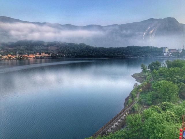 中国第三大深水湖泊，呈长方形，周边群山环绕