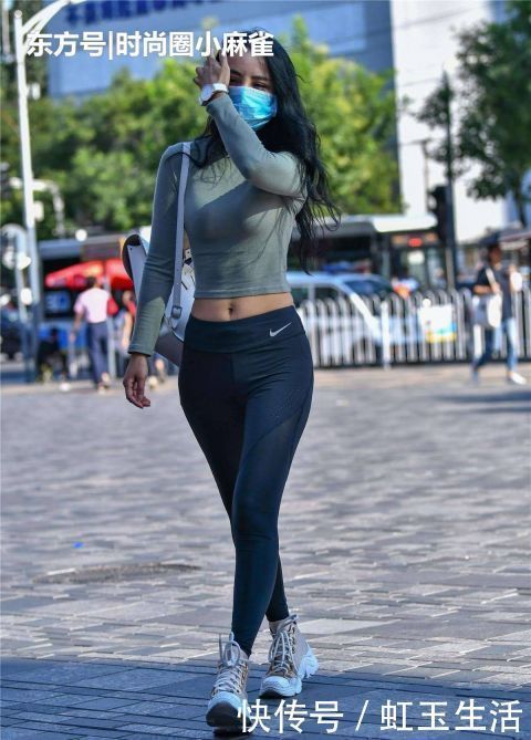 打底裤|街拍温婉活泼小姐姐,穿搭紧身打底裤,显柔和魅力
