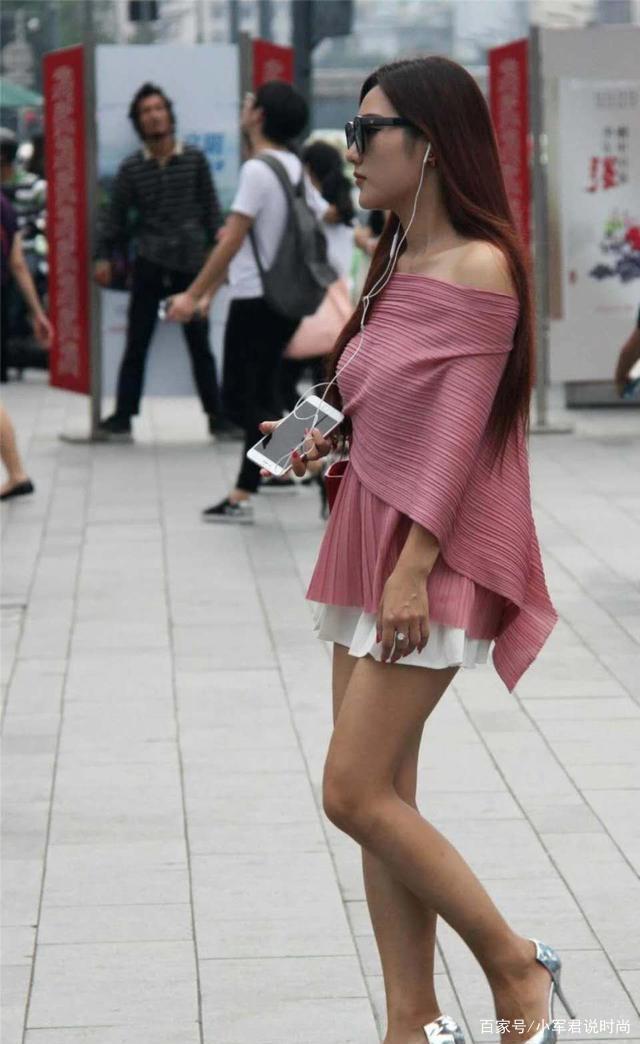 大方的美女,粉红色的披肩,穿着很有格调