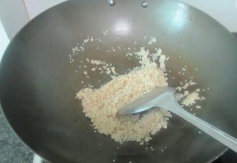 养花时,在盆里“撒”上1斤此“玩意”,不用在施肥,花卉也猛长