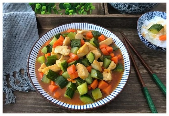 减脂餐不要老吃水煮鸡胸了,试试这么做,好吃又营养,人也瘦了