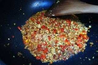 它的味道不亚于豇豆的芹菜肉末,是拌饭面条的好搭档