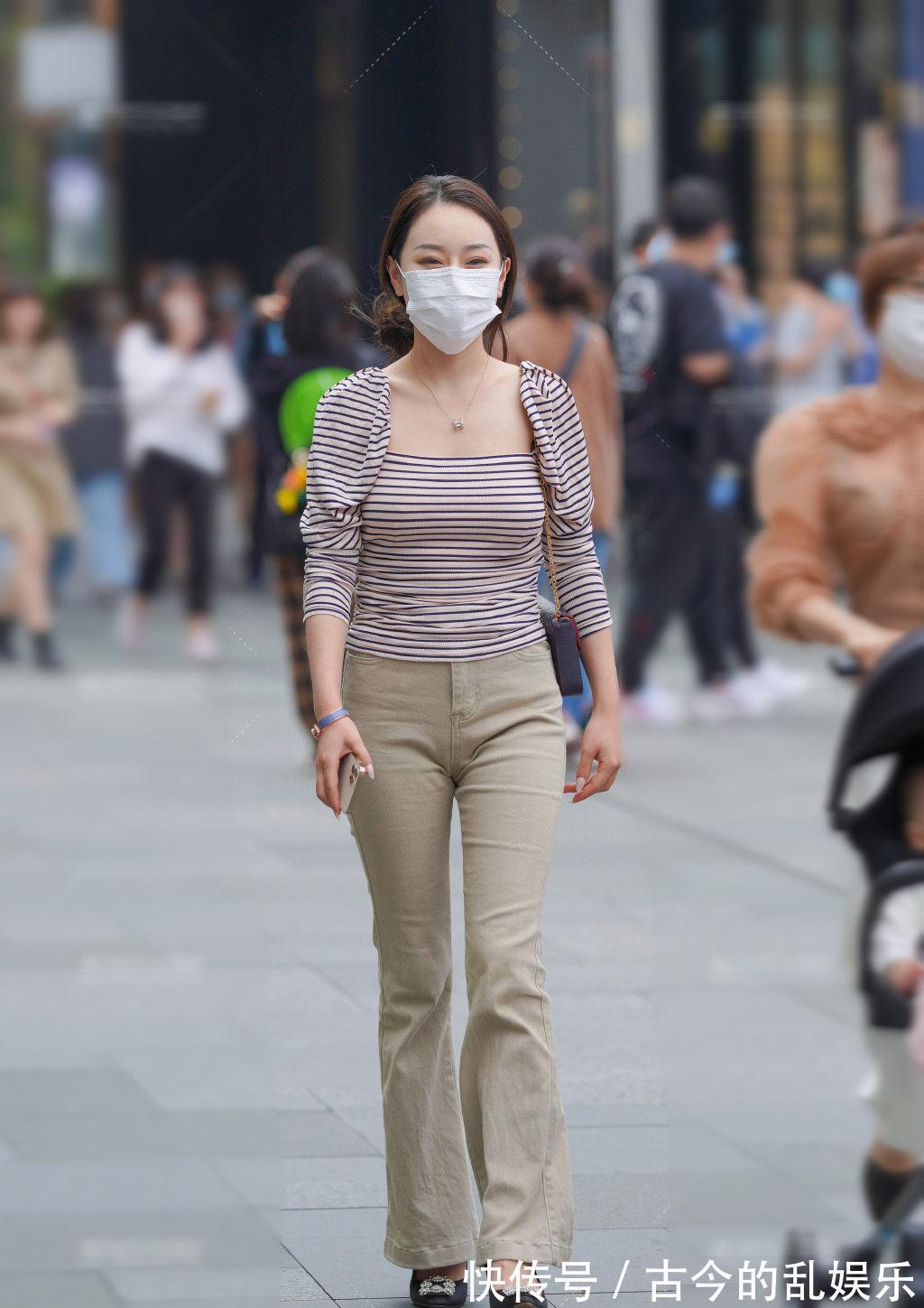 牛仔布 黑色皮裙搭配高跟鞋,创造出非常高级的时尚效果,为穿搭增添亮点