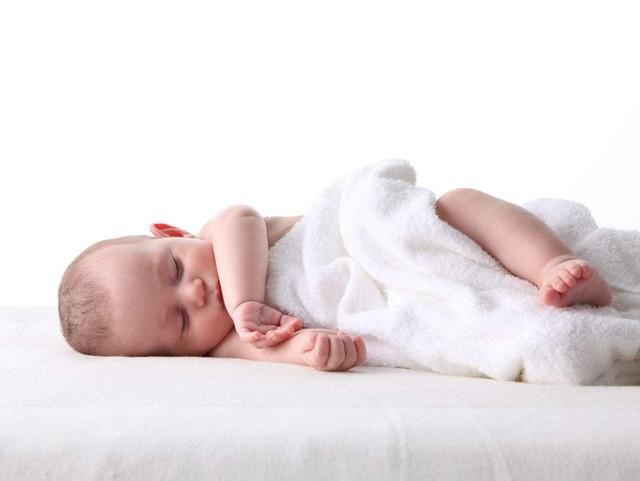 一只手|新生儿打嗝主要三个原因 大多数妈妈都忽视了！