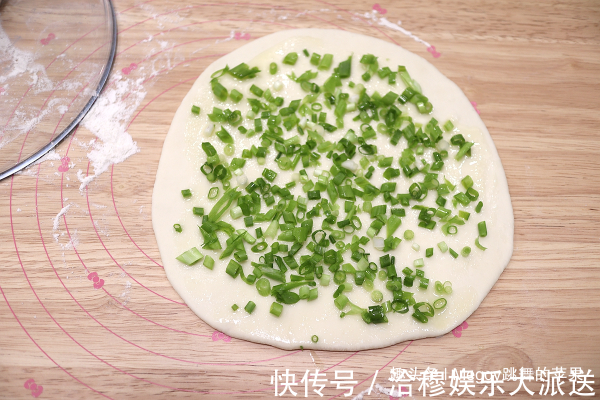 别争了！外酥里嫩的葱花饼，凉水还是热水揉面跟我学，全会了