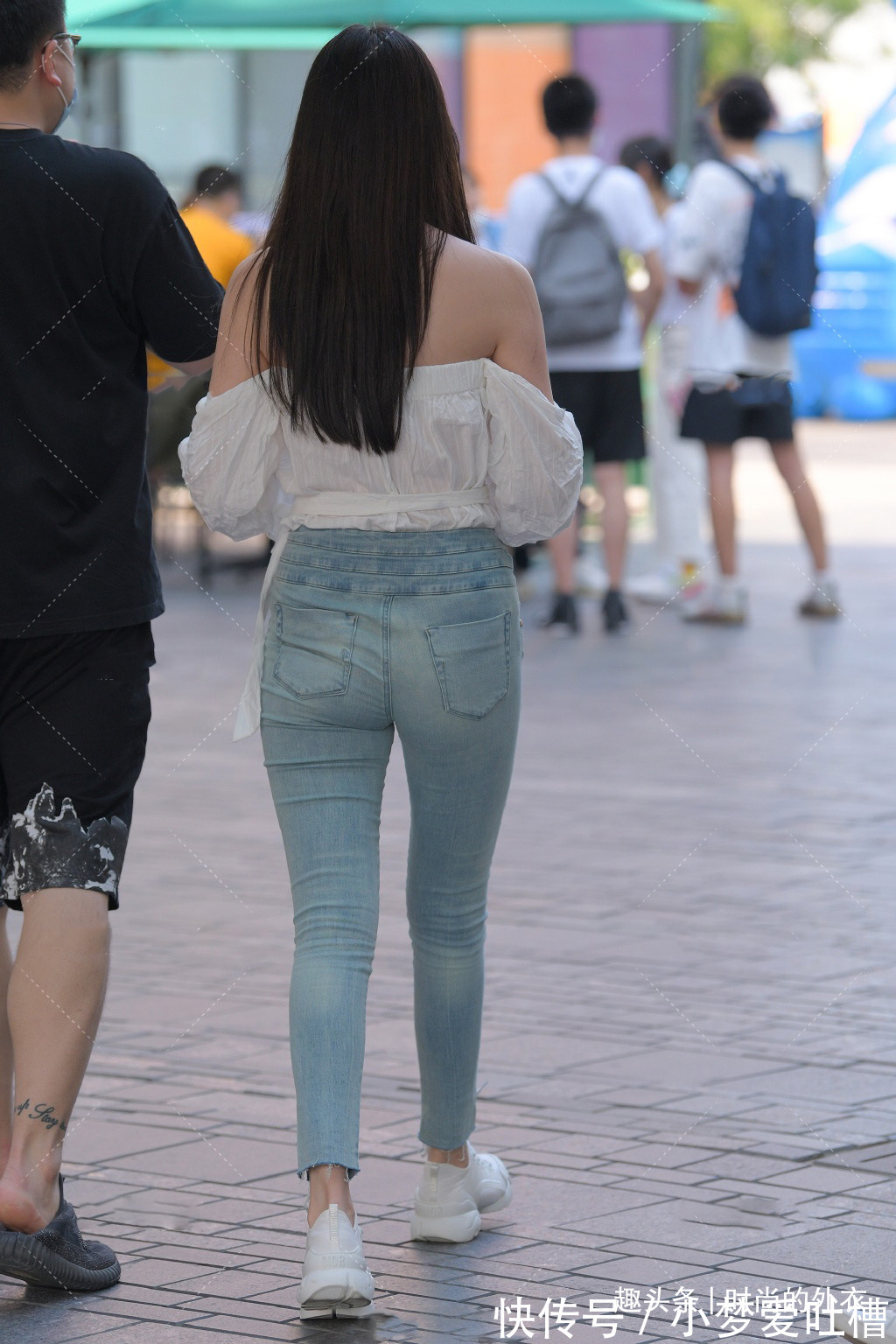小姐姐 时尚女生真会穿，高腰牛仔裤搭配露肩衫，清凉个性还显身材