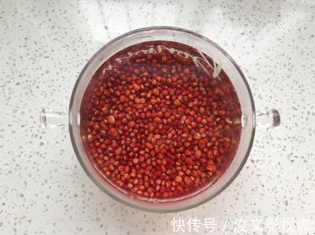 红豆最简单的做法,放点红糖一起煮,女人多吃补血养颜越吃越年轻