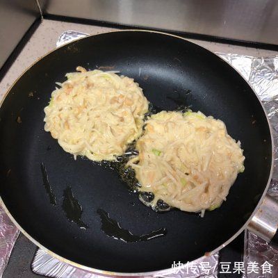 白萝卜|#我的养生日常-远离秋燥#萝卜丝虾仁饼