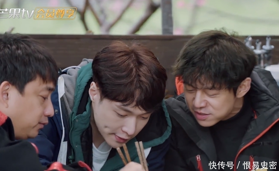 何炅嘲笑张艺兴不会用筷子,黄磊的救场方式很高级!