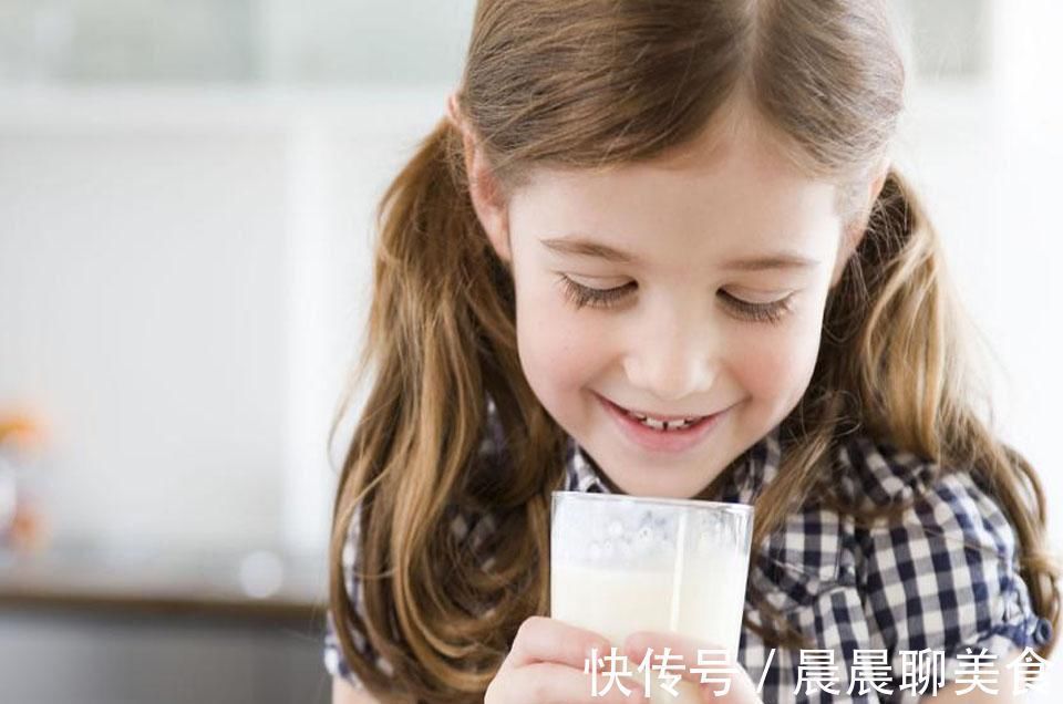 丽丽|喝牛奶长大的孩子,和吃钙片长大的孩子有什么区别?