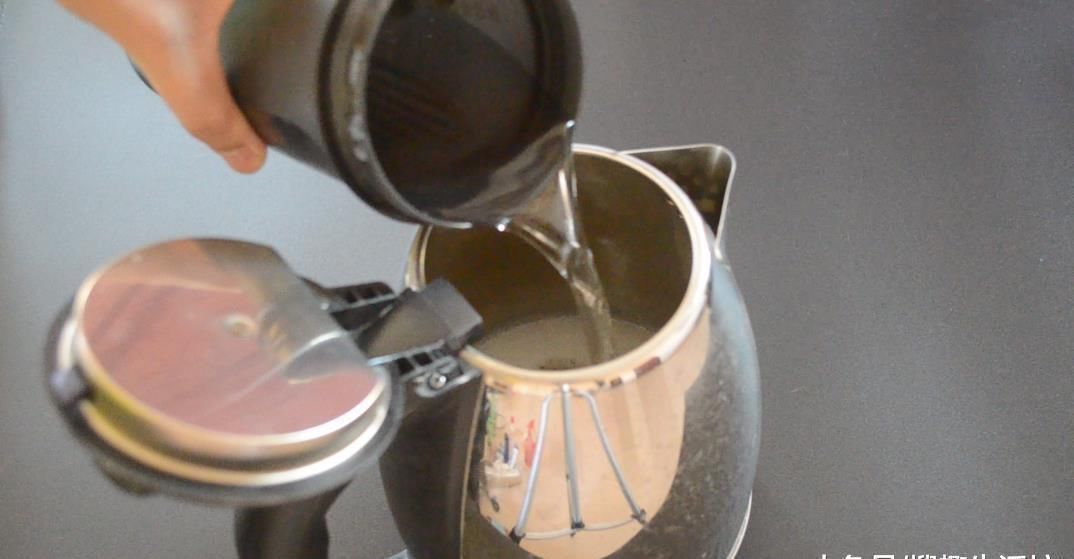 水壶里撒一把它, 水垢自动往下掉, 一年都不用刷水壶, 太实用了