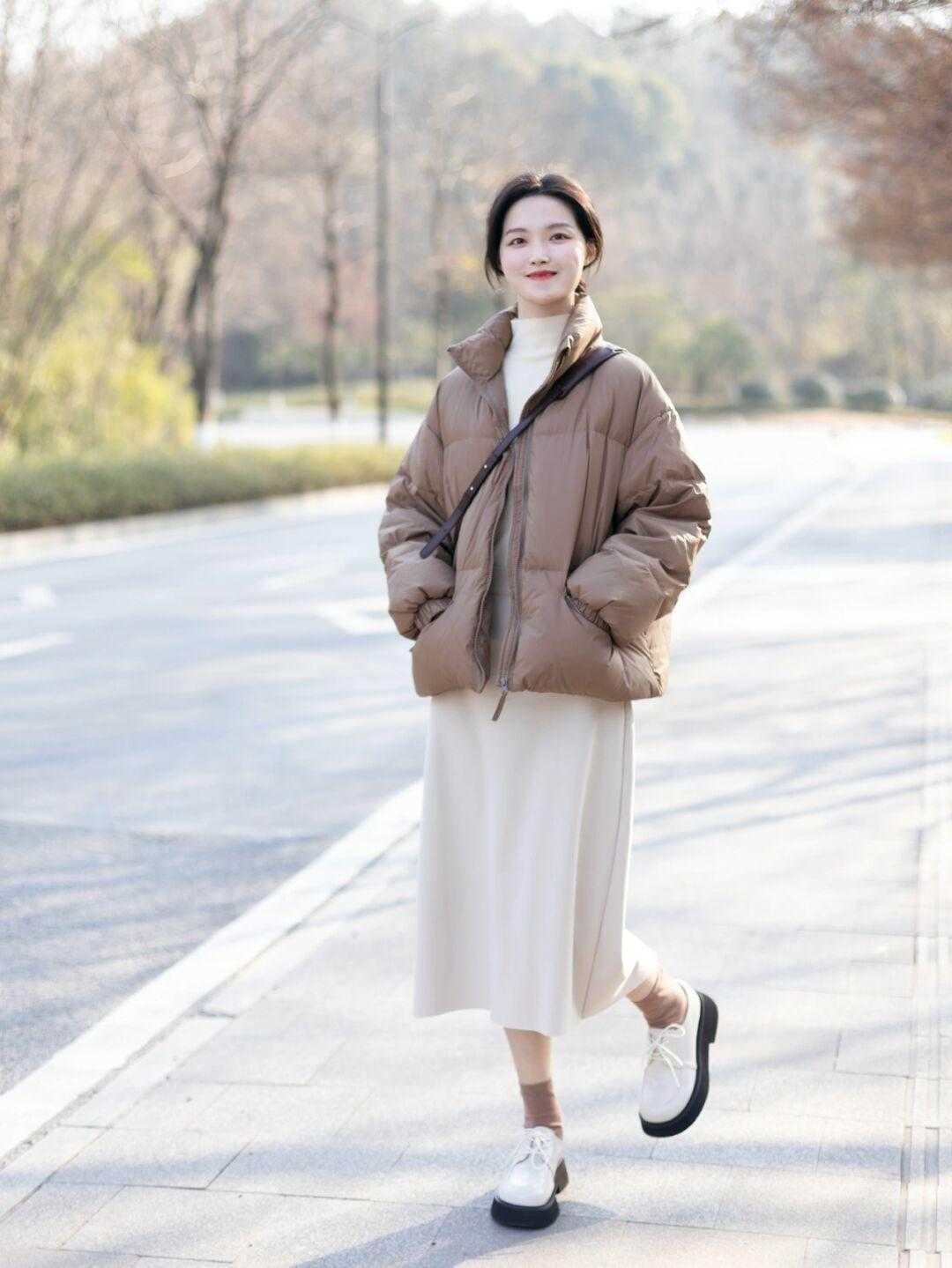 羽绒服|冬天想要穿出气质感,选对内搭很重要,这些单品日常简约又不挑人