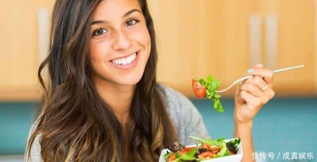 端着碗吃饭|外国人的疑问:为什么中国人要端碗吃饭,这样很不礼貌!